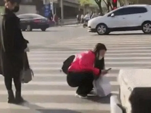 中国で母親と見られる女性が赤ちゃんを横断歩道に置き、スマホで撮影し続ける姿が韓国でも波紋広げる