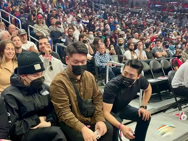 NBAのロサンゼルス・クリッパーズ公式マスコットのチャック、試合観戦に訪れた_SUGA(BTS)_にあいさつした様子をSNSに掲載して話題に