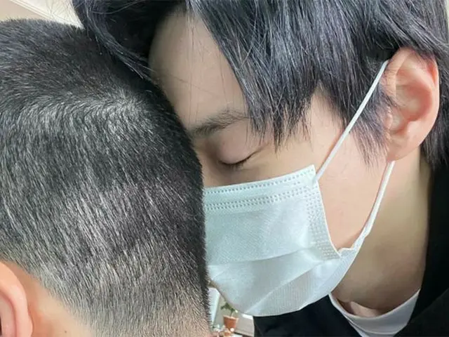 「NCT」ドヨン、入隊した実兄の俳優コンミョンとの写真をSNSで公開