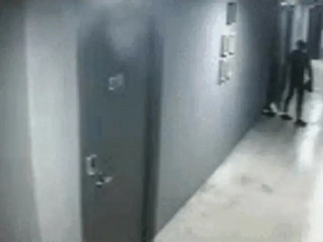 宿泊客が眠っている間に客室に無断で侵入した窃盗犯の映像が話題に