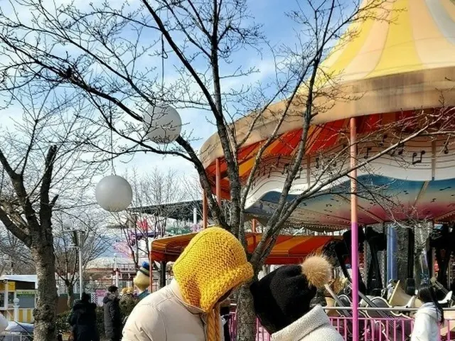 KAI(EXO)、遊園地で遊ぶ写真が話題