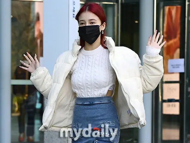 MOMOLAND ジェイン＆ナンシー、SBSパワーFM「キム・ヨンチョルのパワーFM」の出演を終え取材陣の前に