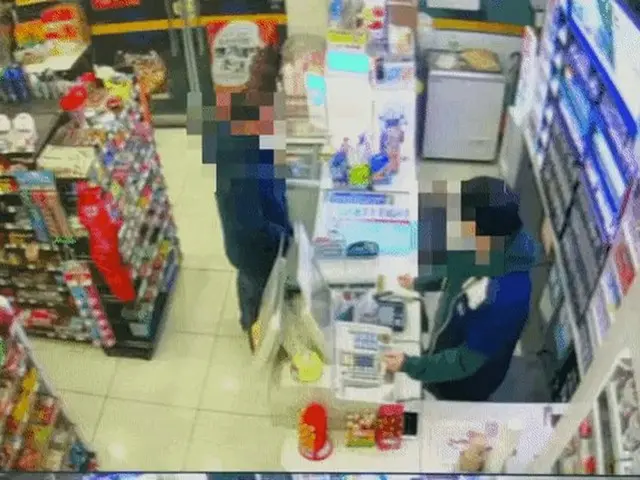 店内飲食禁止時間だと注意された客がキレて店員に牛乳パックを投げつける瞬間が韓国で話題に