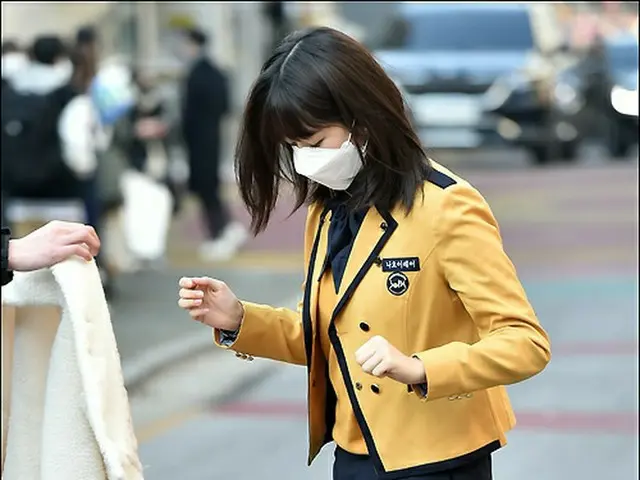 ソウル公演芸術高等学校卒業式に出席したIVE レイ、足元に何かをくっ付けて登場？かわいいと話題に