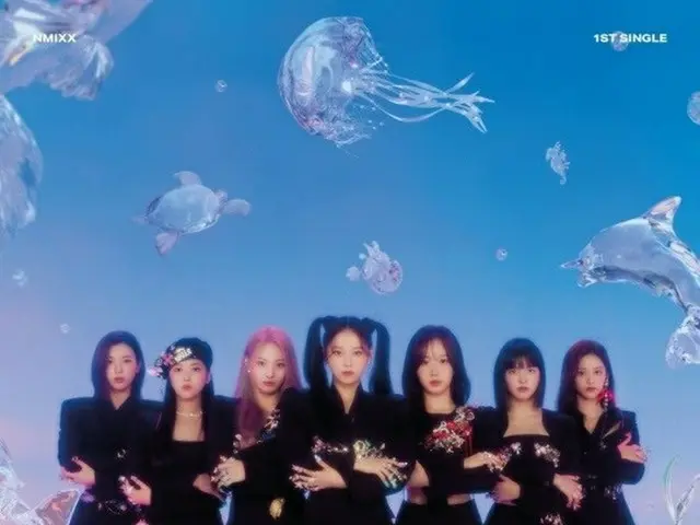 JYPの新人ガールズグループNMIXX、7人の団体フォトを公開