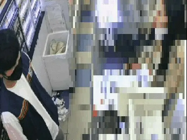 深夜のコンビニで女性客が男性店員を殴る瞬間が韓国で話題に