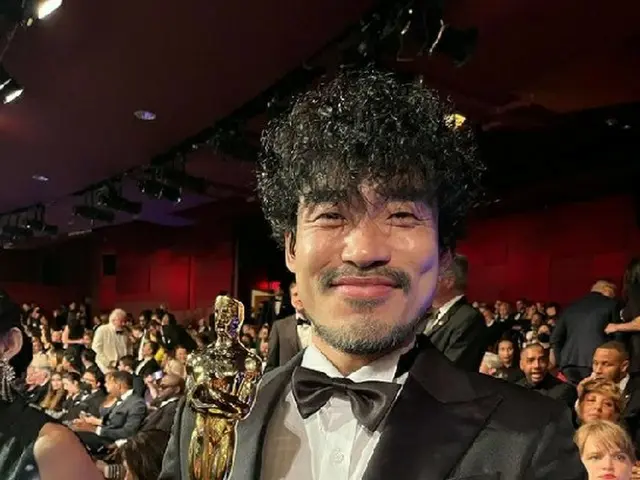 濱口竜介監督の「ドライブ・マイ・カー」に出演したジン・デヨン、トロフィーを持った写真を投稿