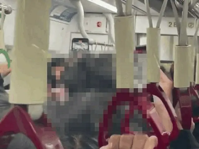ソウル市内の地下鉄の満員電車内でマスクを下げて熱唱する迷惑男が話題に