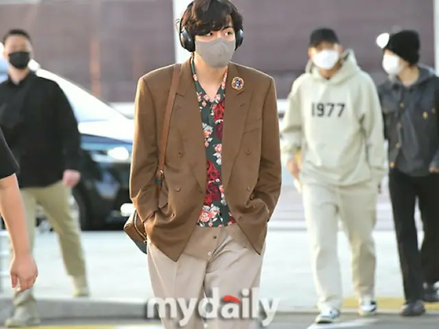 V(BTS)_が米国への出発時に着用していたパンクスタイルトリートウェアブランドのUNDERCOVERのシャツがFARFETCHの190か国のサイトで品切れに
