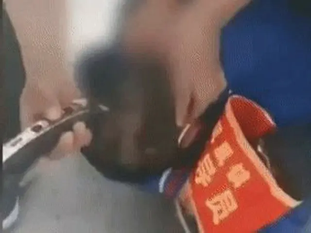中国山東省で防疫規定を破った男性が強制的に丸刈り頭にさせられる映像が拡散