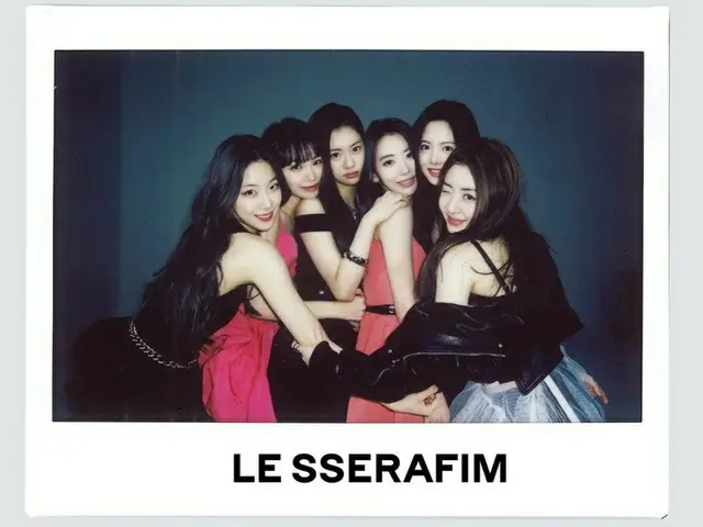 LE SSERAFIM、グループフォトのビハインドカット公開