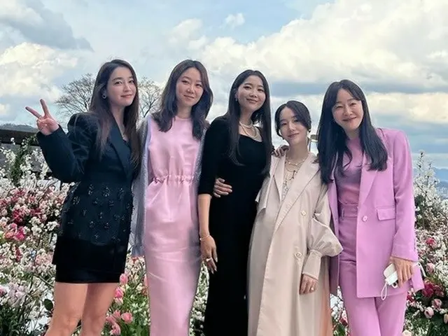 女優オム・ジウォン、ヒョンビン＆ソン・イェジン結婚式の写真を公開