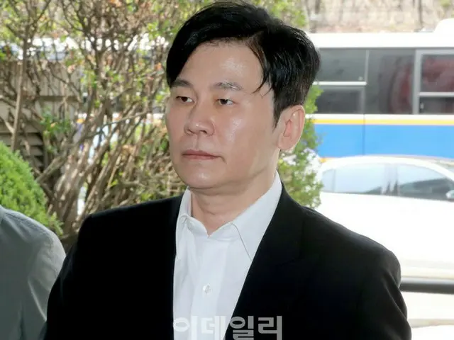 ヤン・ヒョンソク元YG代表、B.Iの麻薬捜査もみ消し関連の3回目の公判に出廷したがノーマスクで物議