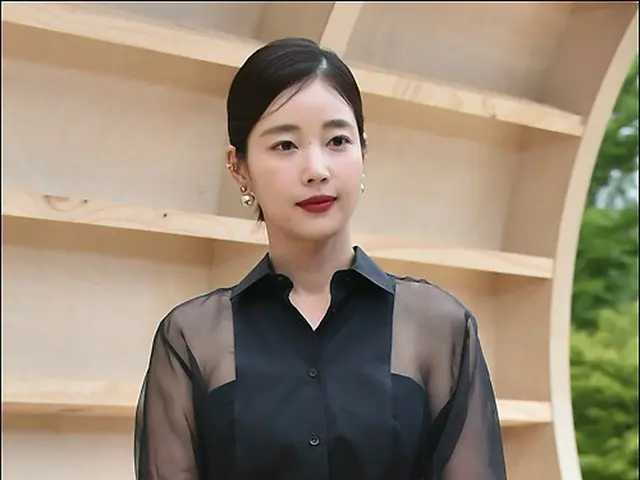 女優キ・ウンセ、DIORのファッションショーイベントにベルトを逆さまに着用して出席し、話題に