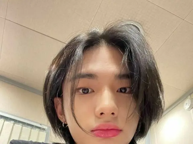 「Stray Kids」ヒョンジン、コンサートで「愛される資格はあるのかと思っていた」と本音を語って号泣。