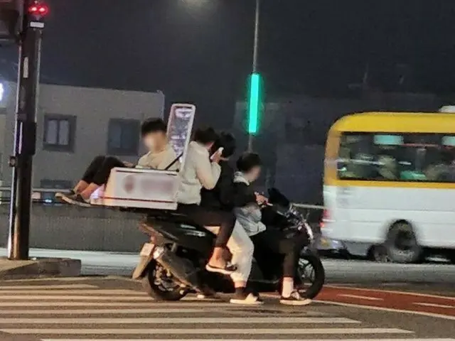 韓国でバイク1台に4人乗り…ノーヘル走行が物議に