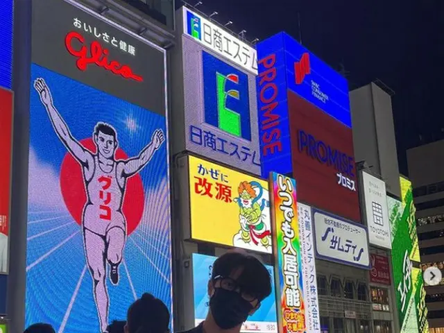 「WEi」キム・ドンハン、大阪での記念ショットを続々公開で話題に。
