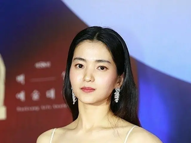女優キム・テリ、「第58回百想芸術大賞」で着たドレスが中華圏のネットユーザーから偽物だと言われてショップ側が否定「ブランドの正規品に間違いない」