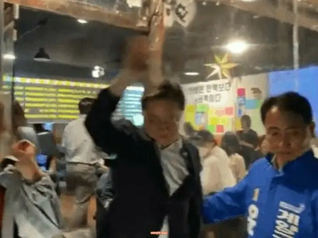 韓国・共に民主党常任顧問のイ・ジェミョン(李在明)氏、民生ツアー中に女の子を押したという疑惑浮上の瞬間