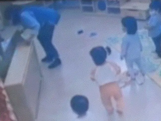 韓国ソウルの保育園で2歳児が本箱に顔をぶつけ流血