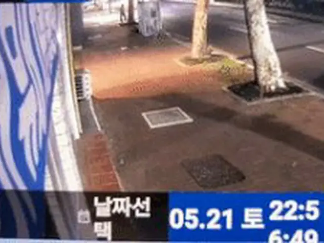 両手放しで自転車に乗り、エアコンの室外機にぶつかって壊す瞬間が韓国で話題に