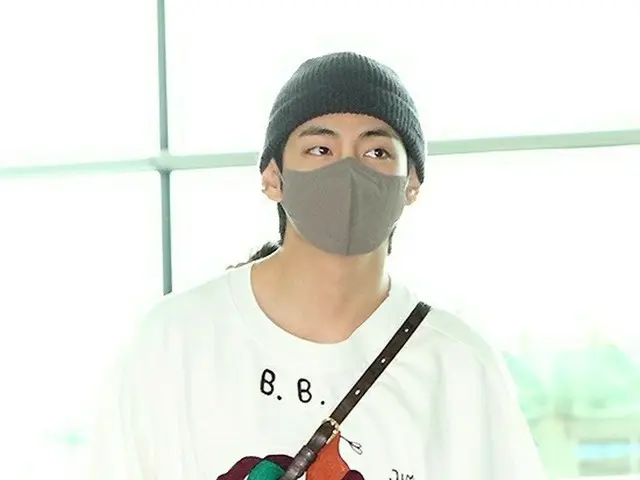 V(BTS)、空港ファッションが話題