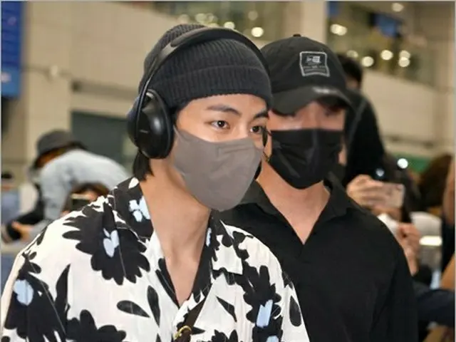 V(BTS)、親しいカン・ドンウォン出演の「ベイビー・ブローカー」VIP試写会のため早期帰国