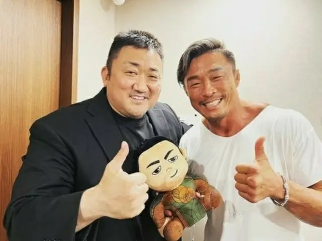 秋山成勲、俳優マ・ドンソク との記念ショットを公開。