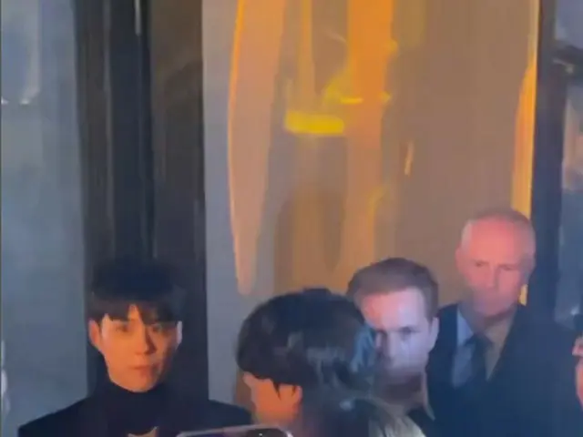 V(BTS) ＆ パク・ボゴム、CELINEのショーで仲良く会話する様子が話題に