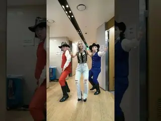【公式】SISTAR_出身ヒョリン、ファンテとヤンミリも一緒にした #WAKABOOM👯‍♂️❤️💙|ヒョリン(HYOLYN)  