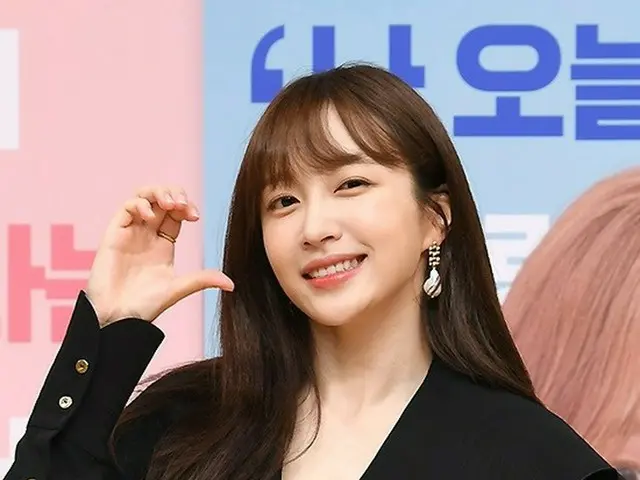 ハニ(EXID)、精神医学科医師のヤン・ジェウン氏と交際2年だと報じられる。