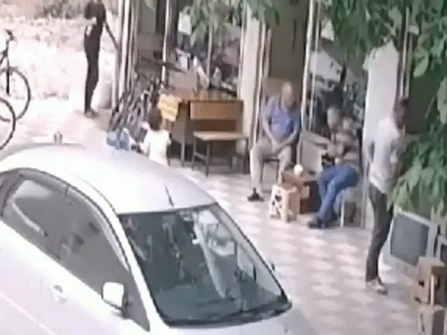 トルコで上から赤ちゃんが…
