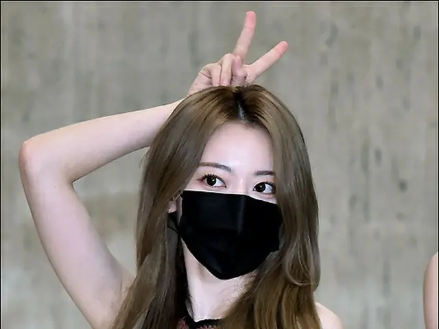 宮脇咲良(LE SSERAFIM)、韓国入国時に今K-POPアイドルの中で流行りの“ルピーピース”