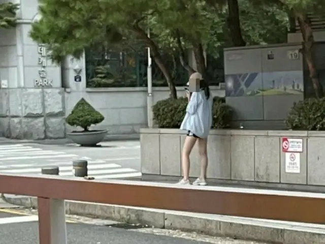 熱愛説が浮上していた有名ガールズグループのメンバー、男性アイドルの自宅前で待機？写真が拡散