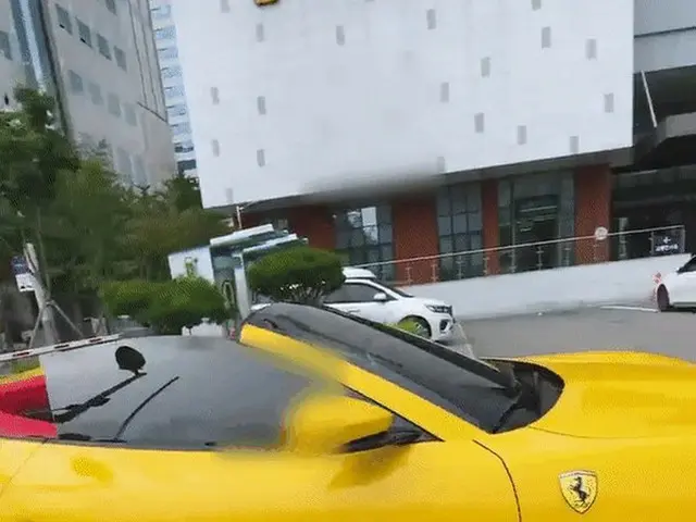ソウル・江南の路上で上半身裸のままオートバイを運転する男性と共にビキニ姿で後部に座っていた女性、ウェディングドレスで警察に出頭して話題に