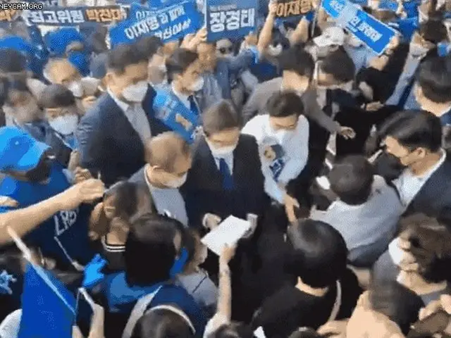 民主党代表候補のイ・ジェミョン(李在明)氏、投票所で女性からサインを求められたのに拒否する様子が話題に
