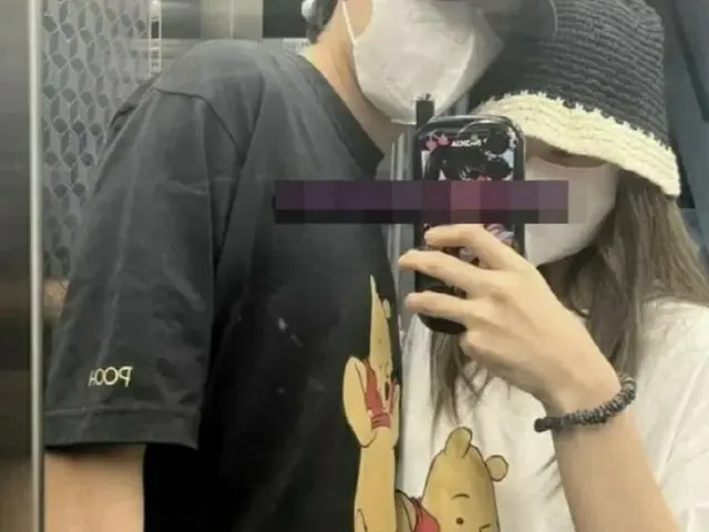 V(BTS) & JENNIE(BLACKPINK)、今度はペアTシャツを着た2ショット写真が拡散