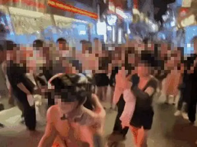 江南オートバイカップル、トレードマークの「男性は上半身裸で女性はビキニ姿」で梨泰院に現れて話題に