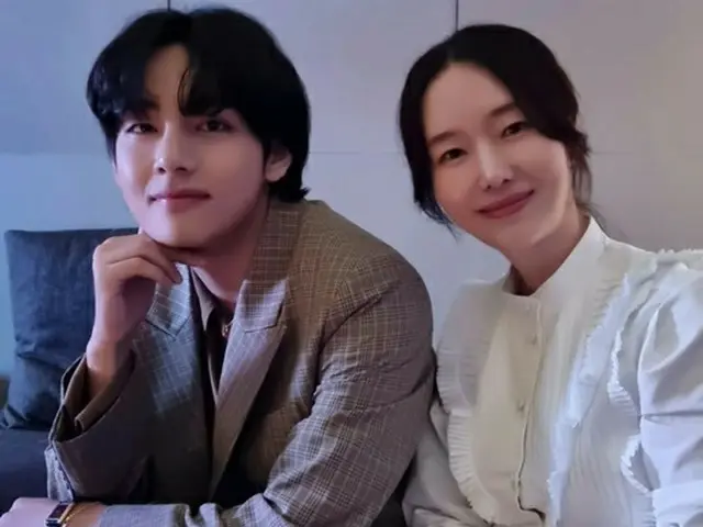 女優イ・ジョンヒョン、V(BTS) との写真を公開