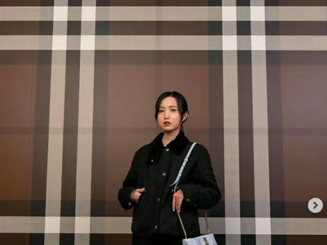 「IZ*ONE」出身 本田仁美、黒髪が新鮮だと話題に