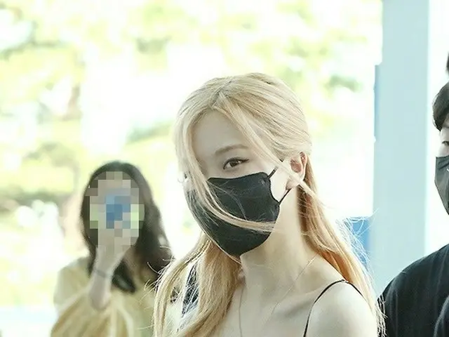 ROSE(BLACKPINK)、海外スケジュールのため仁川空港から出国
