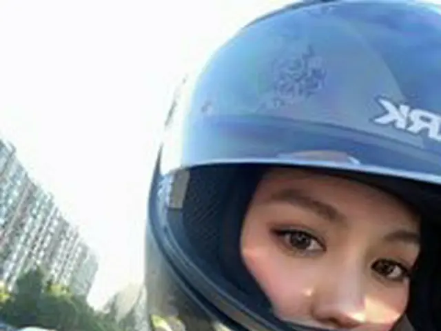 女優キム・ヒジョン、大胆すぎる格好で大型バイクを運転。