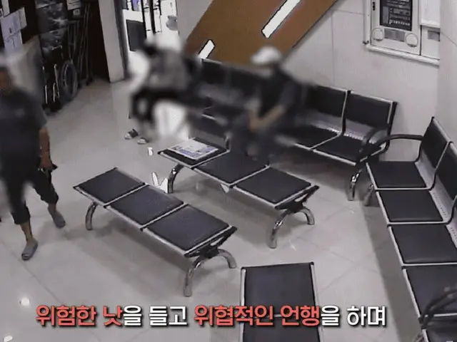 韓国で男が鎌を手にして病院内をうろつく恐怖の瞬間が話題に