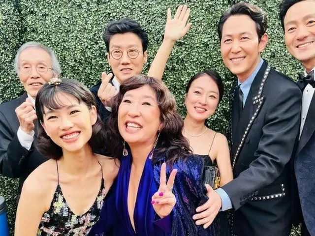 カナダ系韓国人女優サンドラ・オー、「イカゲーム」チームとの記念写真を公開