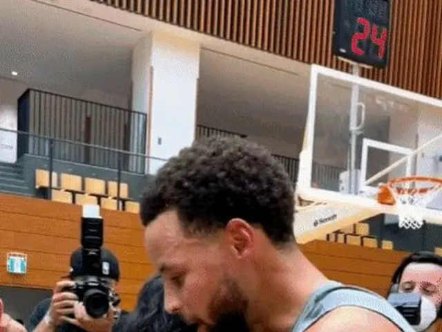 NBAのスーパースター、ステフィン・カリー、SUGA(BTS) に会い感激する様子