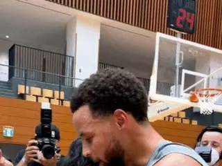 NBAのスーパースター、ステフィン・カリー、SUGA(BTS) に会い感激する様子