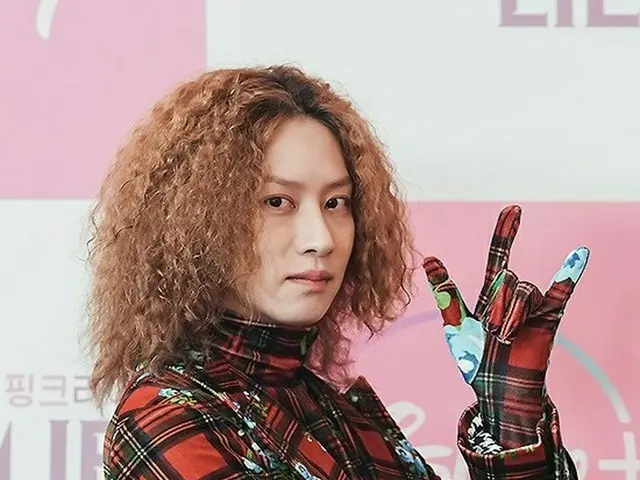 ヒチョル(SUPER JUNIOR)、ど派手ファッションでDisney+初の恋愛リアリティショー「ピンク・ライ」制作発表会に出席。