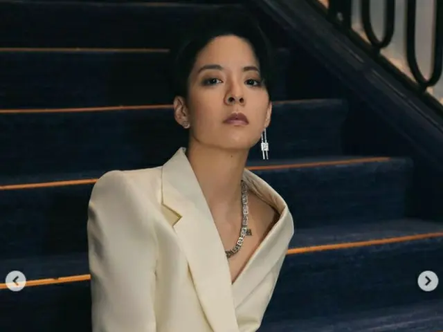 エンバ(f(x))、Givenchyの2023 S/Sショーのためパリに滞在中