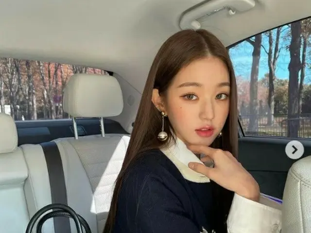 チャン・ウォニョン(IVE)、パリでMIU MIU(ミュウミュウ)のバッグをPR。