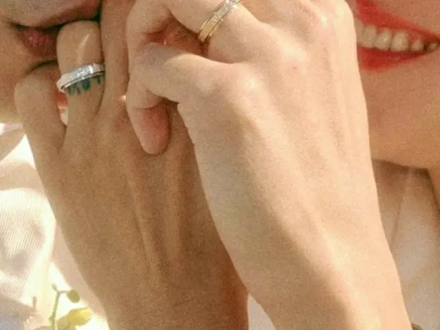 女優コン・ヒョジン、歌手ケビン・オーとの結婚をSNSで報告。
